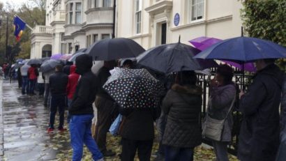 Românii din diaspora cer triplarea numărului de secţii de votare
