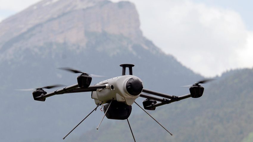 Trei români suspectaţi de spargeri în Elveţia, identificaţi cu ajutorul unei drone militare