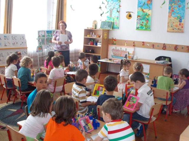 Elevii din clasele pregătitoare constănţene primesc materiale suplimentare