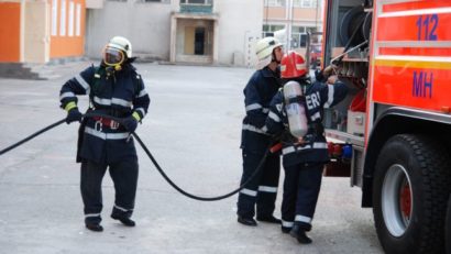 UPDATE :INCENDIU de proporţii la TULCEA! Explozie puternică într-un apartament de pe strada Portiţei