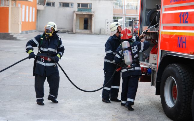 UPDATE :INCENDIU de proporţii la TULCEA! Explozie puternică într-un apartament de pe strada Portiţei
