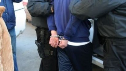 Recidivişti, prinşi în flagrant în timp ce furau ferestrele de la casa unui bătrân, în Valu lui Traian!