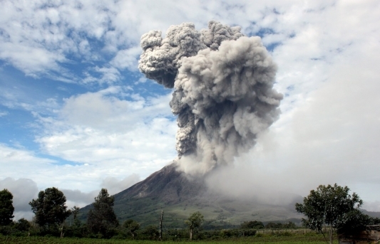 (VIDEO) Imagini spectaculoase. Erupţia vulcanului FOGO din arhipelagul Capul Verde