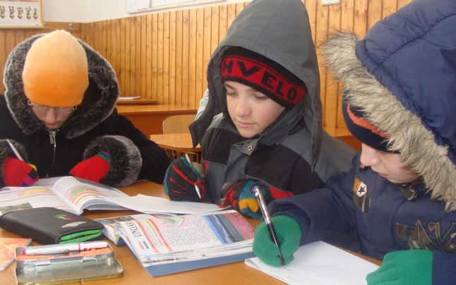 Elevii din Valul lui Traian învaţă cu mănuşi în mâini