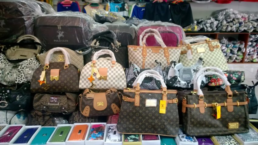 Genţi contrafăcute de 40.000 de euro, confiscate la Agigea