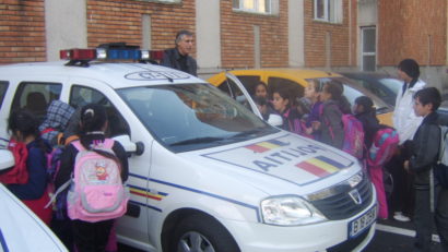 Elevii de la Şcoala 8 din Constanţa sărbătoresc Ziua Naţională cu poliţiştii rutieri
