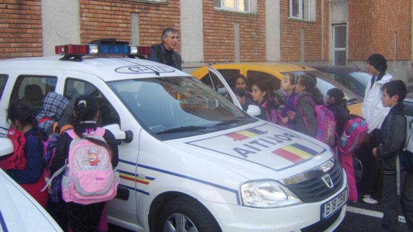 Elevii de la Şcoala 8 din Constanţa sărbătoresc Ziua Naţională cu poliţiştii rutieri