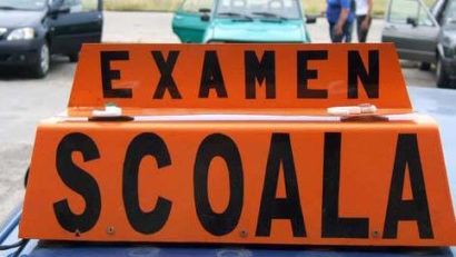 Instructor auto, rănit într-un accident în Piaţa Chiliei