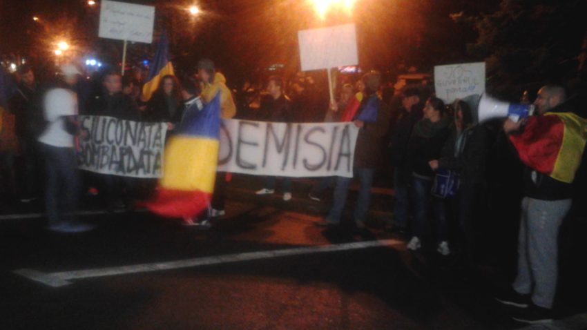 Protest împotriva lui Mazăre şi Ponta în faţa Primăriei Constanţa