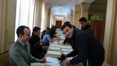 Studenţii ar putea să nu aibă cursuri două zile, pentru a putea vota acasă