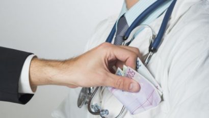 Cinci medici au fost REȚINUȚI pentru cercetări privind infracţiuni de luare de mită