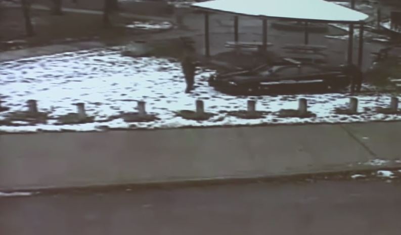 (VIDEO) Imagini cu momentul în care un puşti de 12 ani este împuşcat mortal de poliţişti