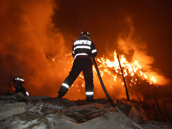 (UPDATE) Incendiu la Stupina. Au ars zece tone de paie dintr-o gospodărie