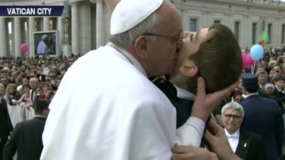 Papa Francisc îi ajută pe săraci