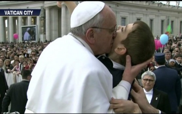 Papa Francisc îi ajută pe săraci