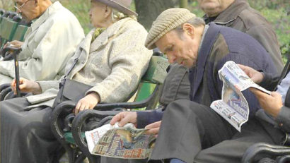 Pensionarii tulceni, nemulţumiţi de preţul apei şi de distribuirea cardurilor de sănătate