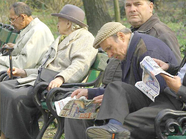 Pensionarii tulceni, nemulţumiţi de preţul apei şi de distribuirea cardurilor de sănătate