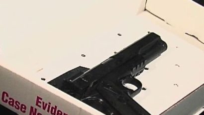 (VIDE0) Poliţiştii ucid un copil „înarmat” cu un pistol de jucărie