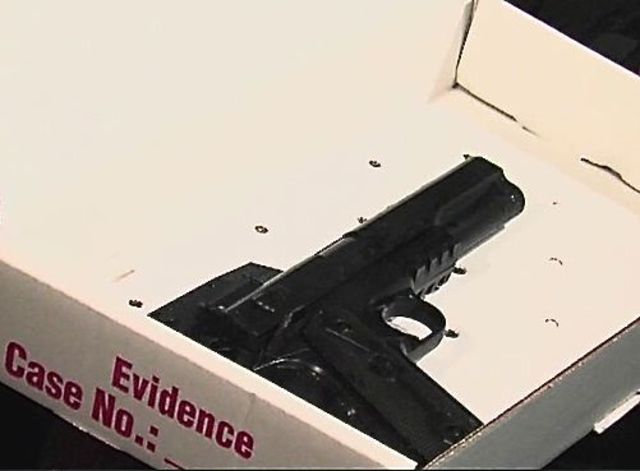 (VIDE0) Poliţiştii ucid un copil „înarmat” cu un pistol de jucărie