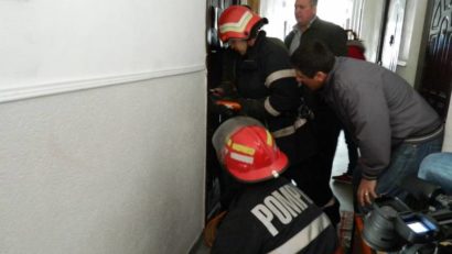 Pompierii au spart uşa unui apartament în cartierul CET şi au salvat o pensionară bolnavă