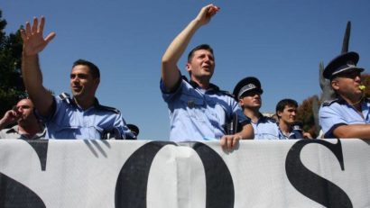 Poliţiştii ies din nou în stradă