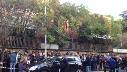 Mii de români protestează şi la Roma, din cauza condiţiilor de votare