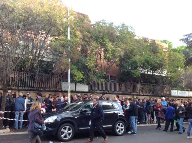 Mii de români protestează şi la Roma, din cauza condiţiilor de votare