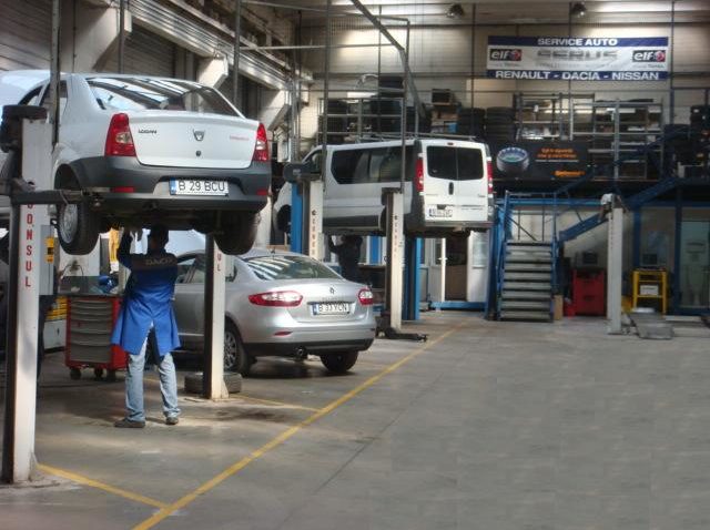 Patronii service-urilor auto ies în stradă