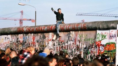 Bucată din Zidul Berlinului într-o universitate americană