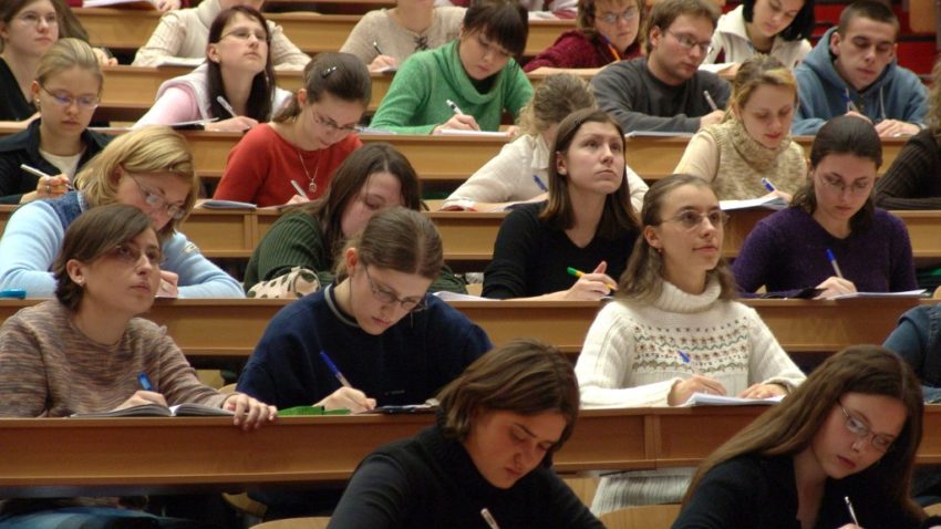 Liber pentru studenţi, vineri şi luni. Decizia naşte controverse