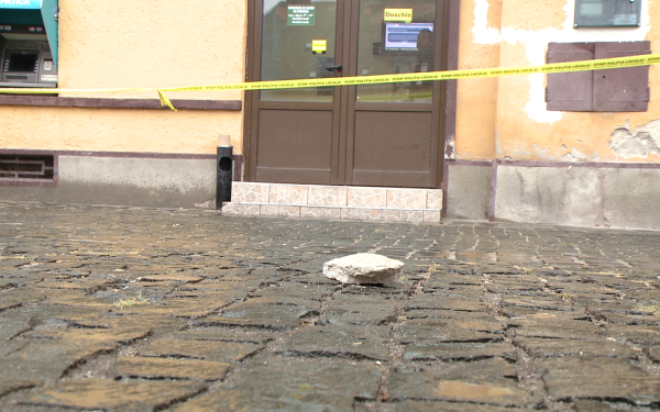 O femeie rănită de o bucată de tencuială pe strada Mircea cel Bătrân