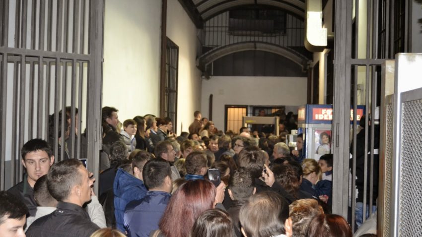 Jandarmi italieni, la Consulatul român de la Torino, unde 5.000 de oameni stau la coadă