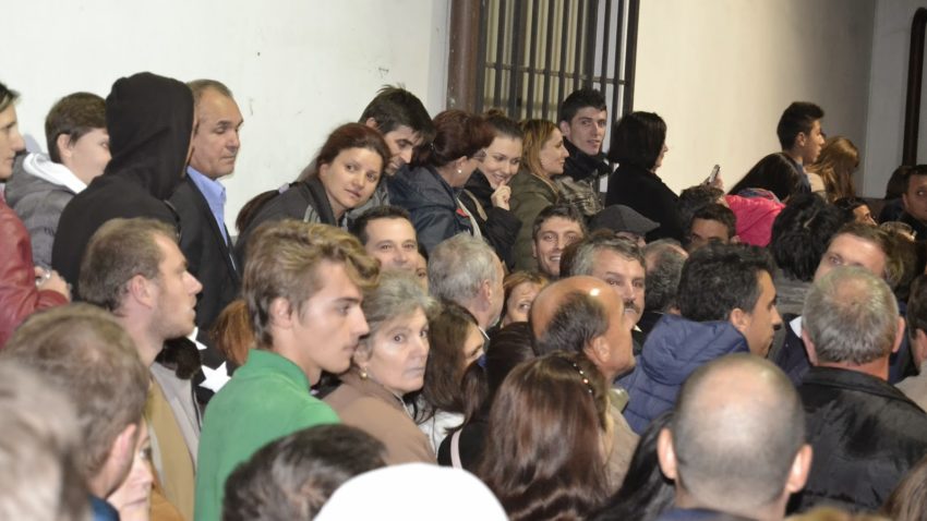 Intervenţii cu gaze lacrimogene la secţiile de votare de la Torino şi Paris