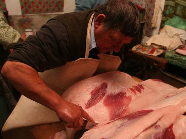 Trichineloză: O femeie a murit, iar alte 22 de persoane au ajuns la spital