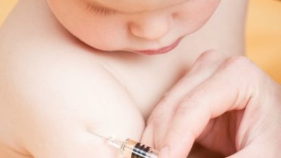 Tot mai puţini români îşi vaccinează copiii