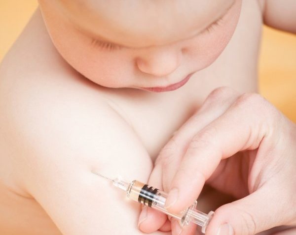 Tot mai puţini români îşi vaccinează copiii