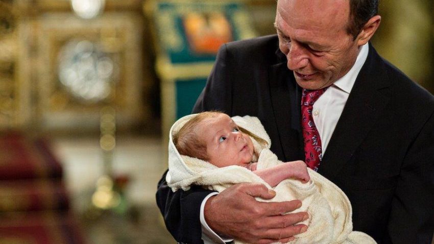 Traian Băsescu a postat pe Facebook o fotografie de la botezul nepoțelului Radu