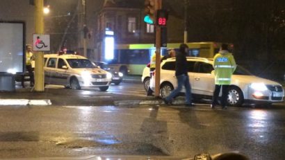(UPDATE) Şofer BEAT, oprit de poliţişti în trafic după ce a produs un accident pe strada Unirii