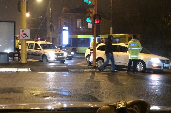(UPDATE) Şofer BEAT, oprit de poliţişti în trafic după ce a produs un accident pe strada Unirii