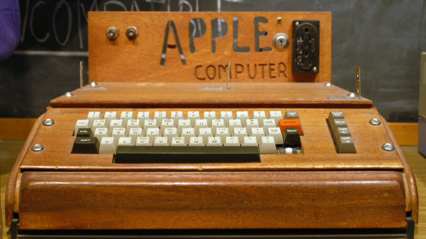 Un computer Apple-1, vândut personal de Steve Jobs în 1976, achiziţionat la un preț record