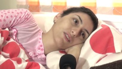 (VIDEO) Ajută o tânără bolnavă de cancer să rămână alături de fetiţa ei!