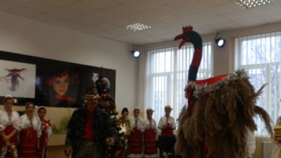 (AUDIO + FOTO) Într-o comună dobrogeană se merge la colindat…cu Struţul!