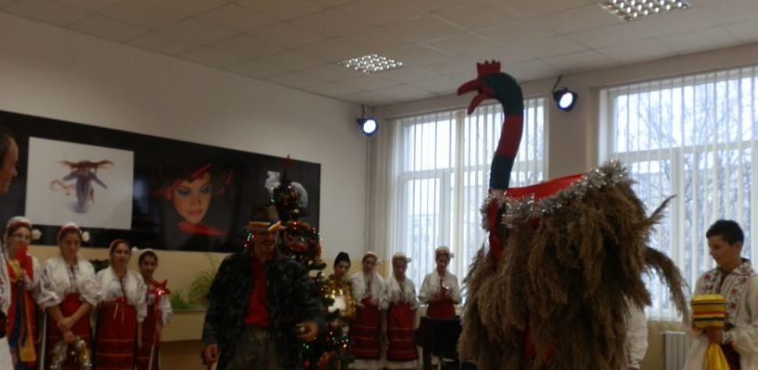 (AUDIO + FOTO) Într-o comună dobrogeană se merge la colindat…cu Struţul!