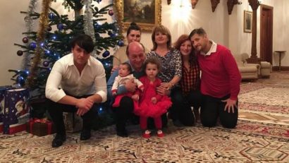 Traian Băsescu, lângă bradul de Crăciun, alături de familie