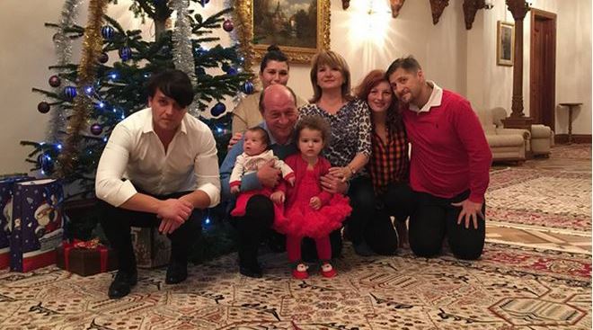 Traian Băsescu, lângă bradul de Crăciun, alături de familie