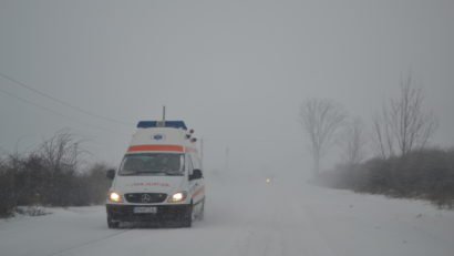 UPDATE Ambulanţe blocate la Nalbant, Tulcea . Alte maşini au rămas în zăpadă
