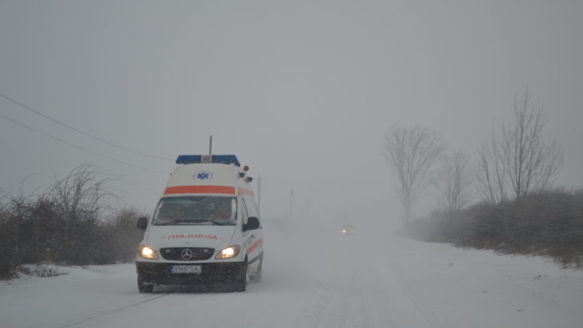 UPDATE Ambulanţe blocate la Nalbant, Tulcea . Alte maşini au rămas în zăpadă