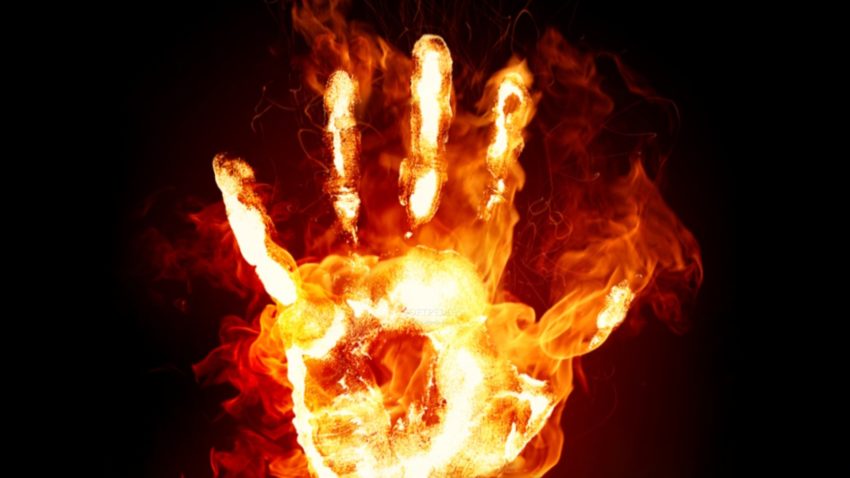 Un bărbat a fost împiedicat să-şi dea foc în faţa Primăriei Măcin