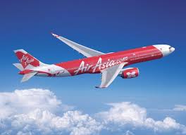 Au fost găsite fragmente ale avionului AirAsia dispărut duminică , a fost depistat şi un cadavru