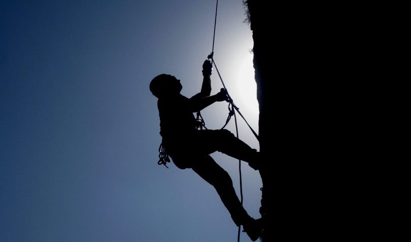 UPDATE Doi alpinişti, în pericol de moarte în munţii Bucegi